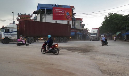 Speeding, overloaded trucks terrorize northern Vietnamese province