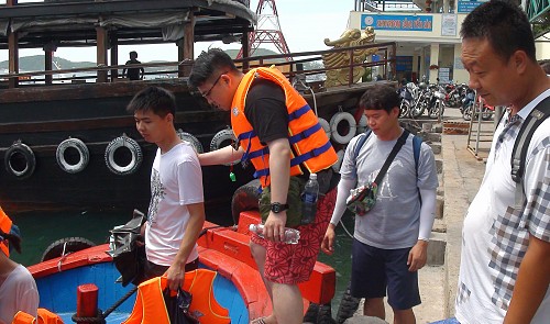 Chinese violators of Vietnam tourism policies deserve deportation: watchdog