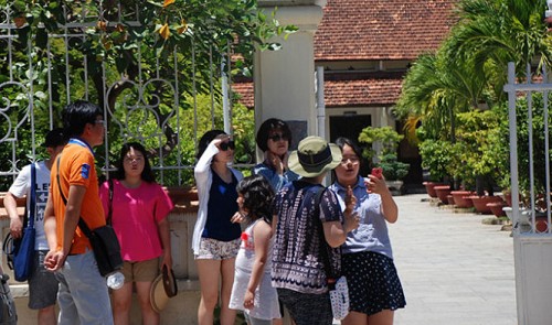 Chinese tourists generate no profit for Vietnam's Da Nang: insiders