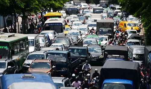 Expert proposes imposing gradual ban on cars to curb congestion in Vietnamese cities