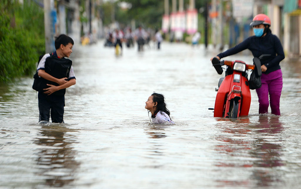 Residents struggle as high tide submerges Ho Chi Minh City streets (photos)