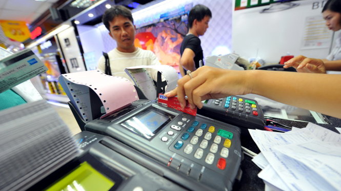 Banks in Vietnam required to refund money stolen from ATM cards within 5 days