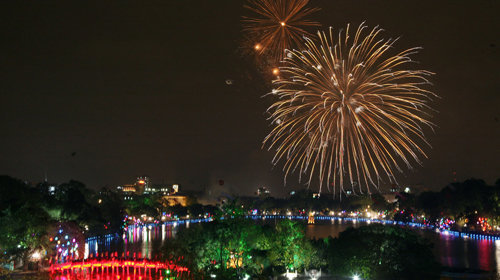At midnight, a ‘(virtual) fireworks shows’ in Hanoi