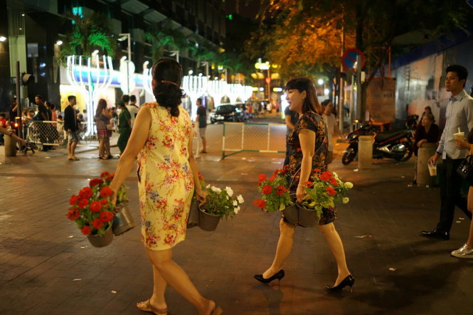 Locals rush to take flowers home as Saigon floral show closes