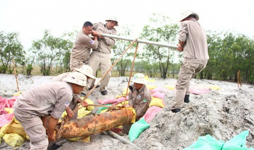 Timely intervention made as scrap collectors about to cut 230kg bomb in central Vietnam