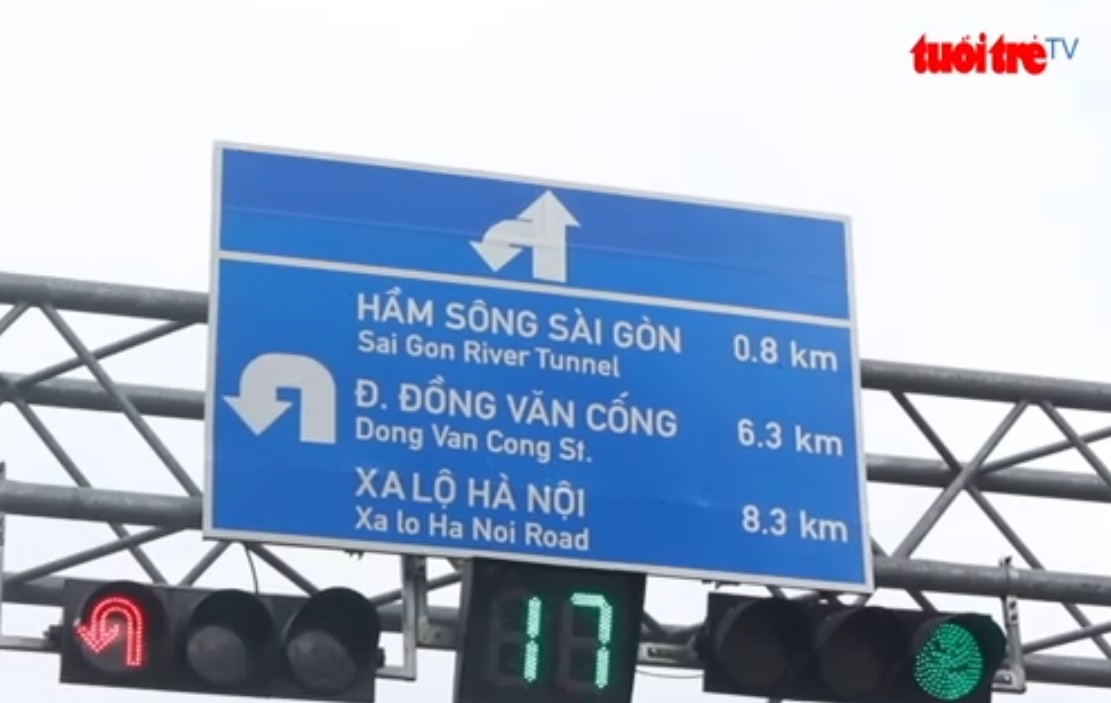 Bilingual street signs installed in Ho Chi Minh City