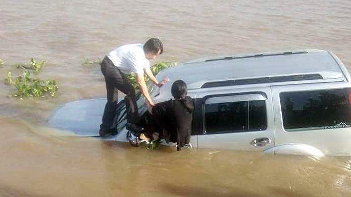 Car fatally hits ferry attendant, plunges into river in southern Vietnam