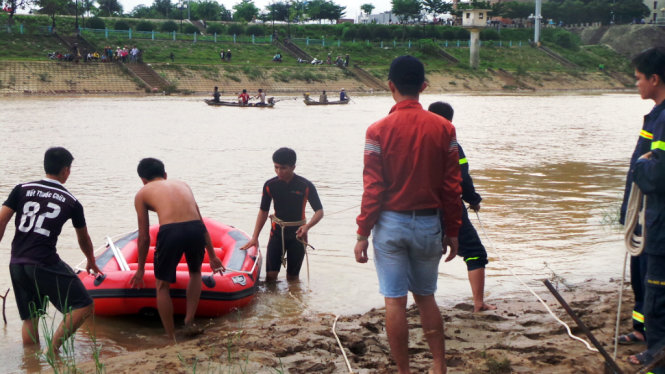 Father missing, son dies as boat overturns in Vietnam