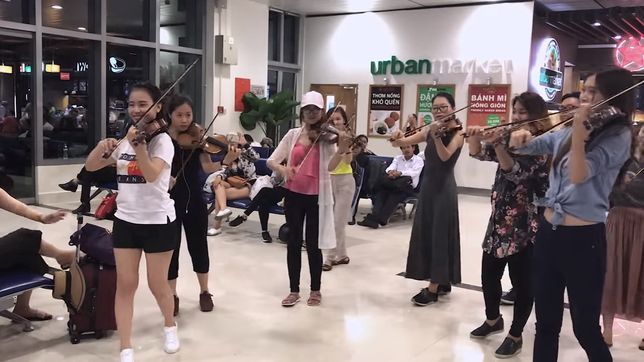 Orchestra members hold impromptu concert at Tan Son Nhat airport