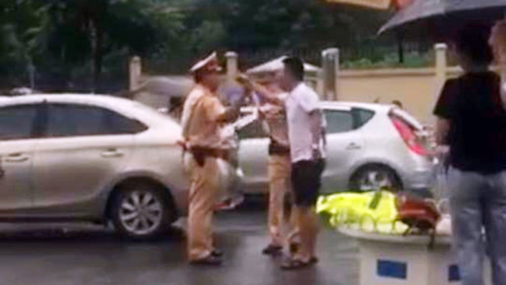 Hanoi man arrested for attacking traffic police with golf club 