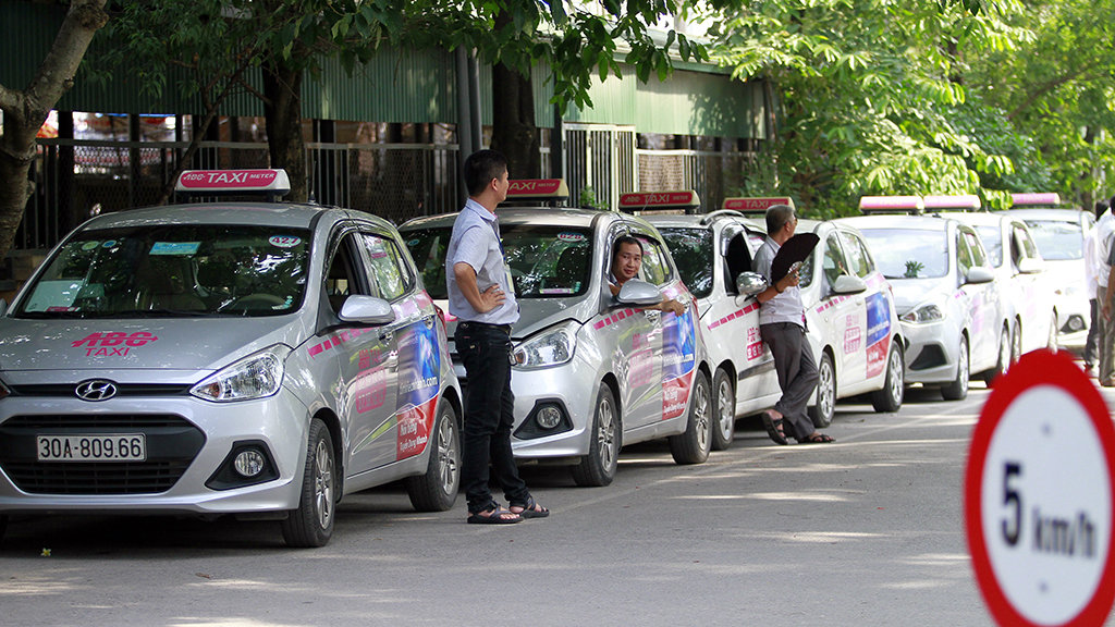 ​​Hanoi eyes standard color scheme for taxis