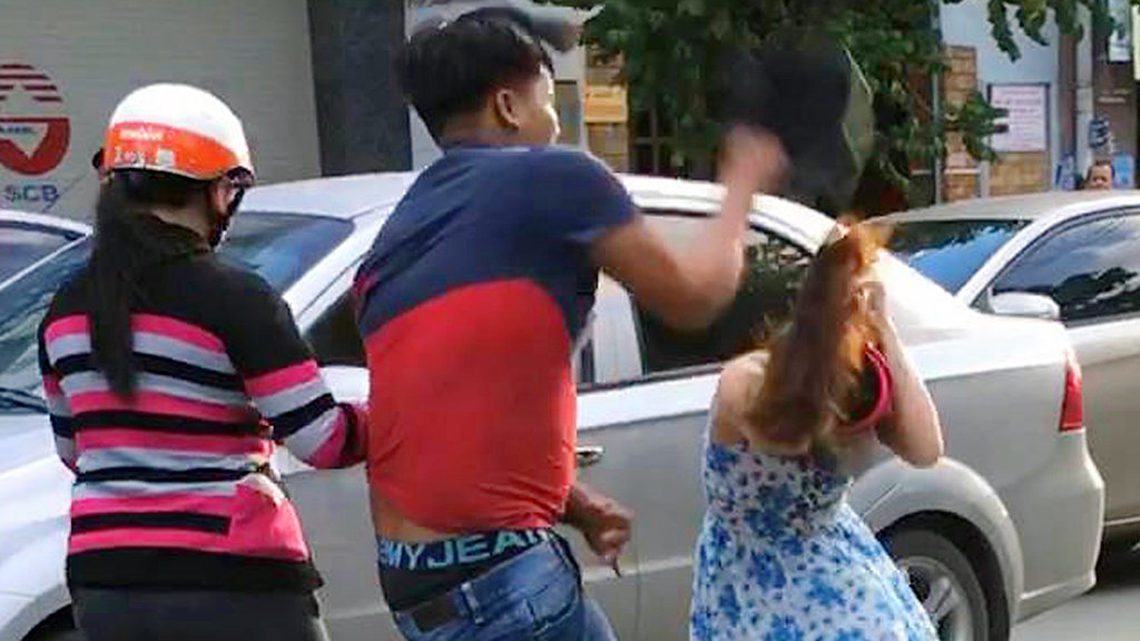 ​Man cracks car windshield, hits female passenger with helmet in southern Vietnam