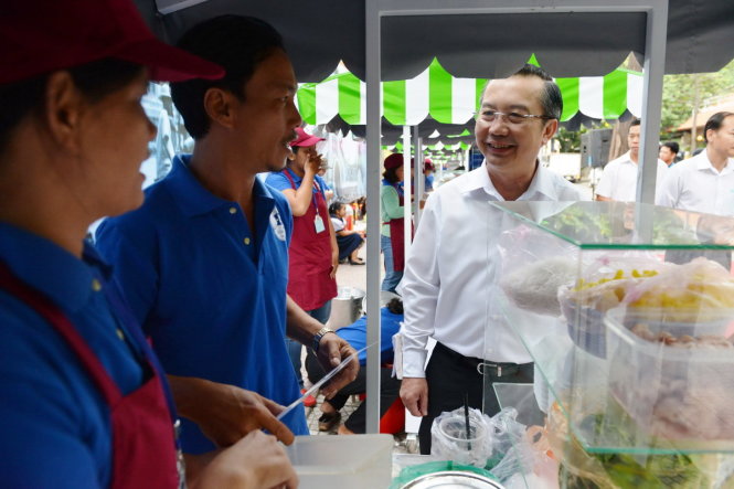 District 1 chairman Tran The Thuan talks to some vendors on the ‘food street’