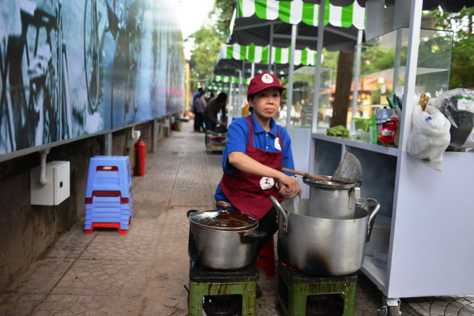 Lan, who has 20 years of experience in selling food on the sidewalk, has been ‘relocated’ to the ‘food street’.