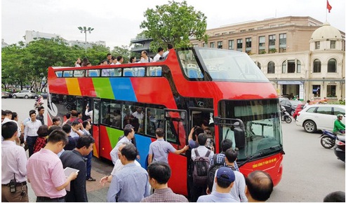 ​Double-decker bus launched in Hanoi; Da Nang offers free bus service
