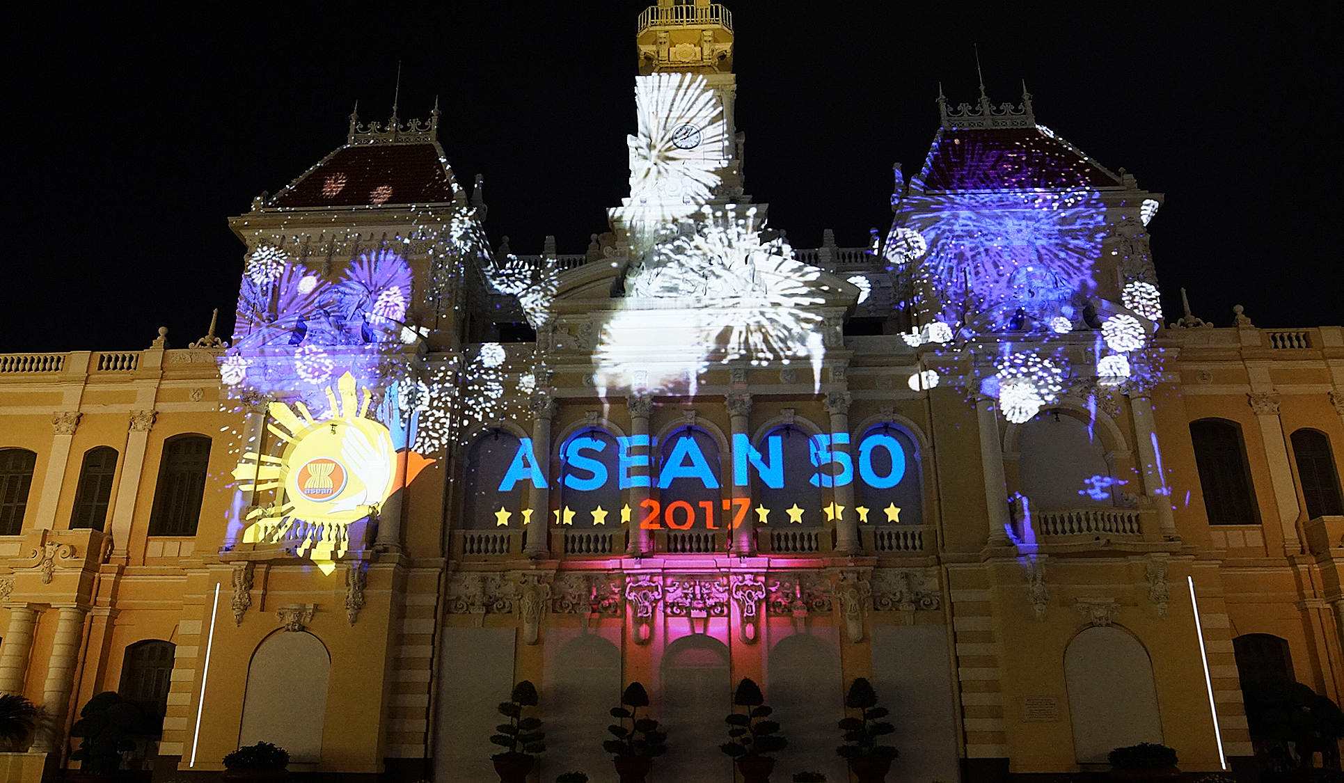 ​Vietnam celebrates ASEAN’s 50th anniversary with light displays in big cities