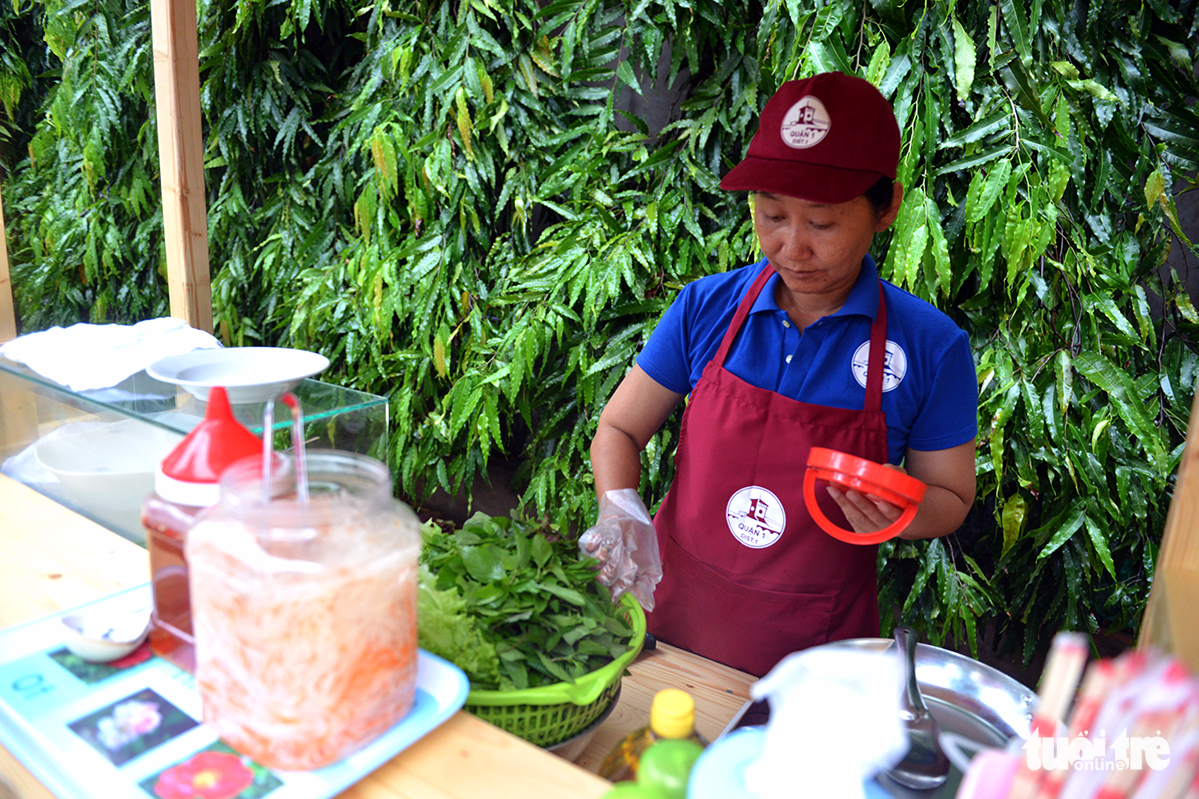 A vendor prepares food at the Bach Diep Tung food street in District 1, Ho Chi Minh City. Photo: Tuoi Tre