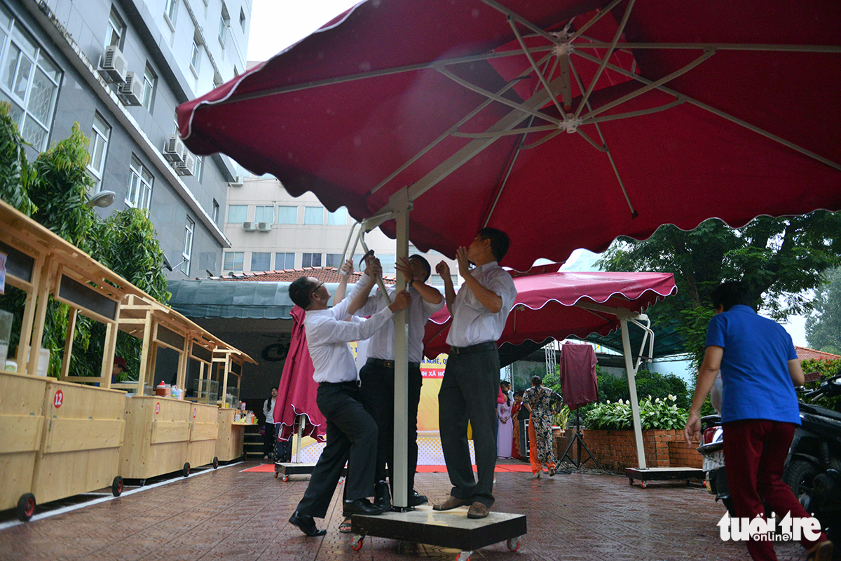 Parasols and tables are available for diners to enjoy their meal on the spot. Photo: Tuoi Tre