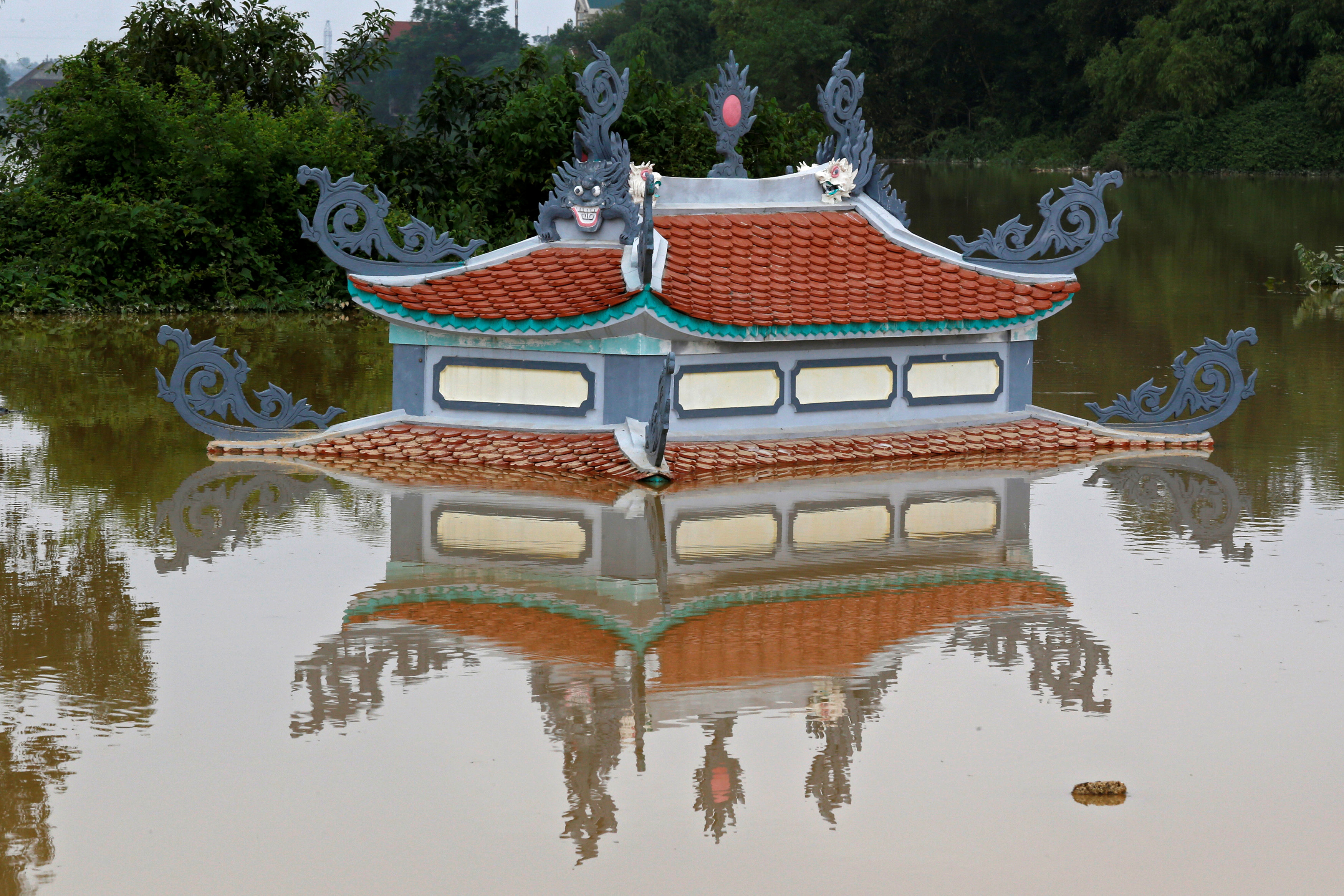 A submerged temple is seen in a flooded village after a tropical depression in Hanoi, Vietnam October 13, 2017. Photo: Reuters