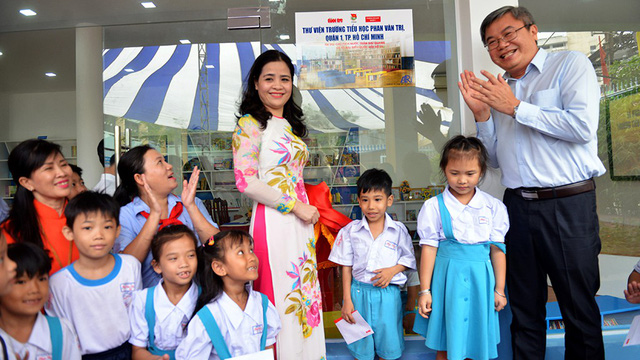 Dinh Minh Trung, deputy editor-in-chief of Tuoi Tre – gives away scholarships to students with families in hardship at Phan Van Tri Elementary School. Photo: Tuoi Tre
