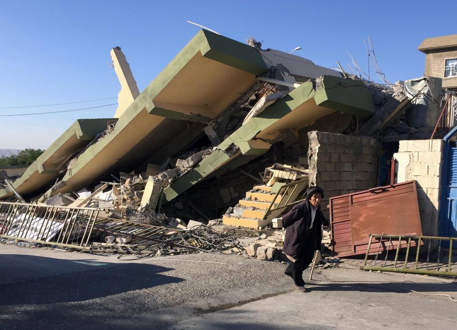 Strong earthquake hits Iraq and Iran, killing at least 332