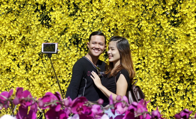 Visitors take photo’s with flowers during the 2015 Da Lat Flower Festival in Da Lat. Photo: Tuoi Tre
