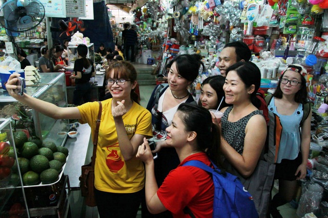 Students offer free walking tours to foreign tourists in Da Nang