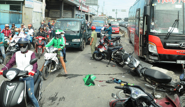 ​Sleeper bus hits motorbikes at red light in Ho Chi Minh City