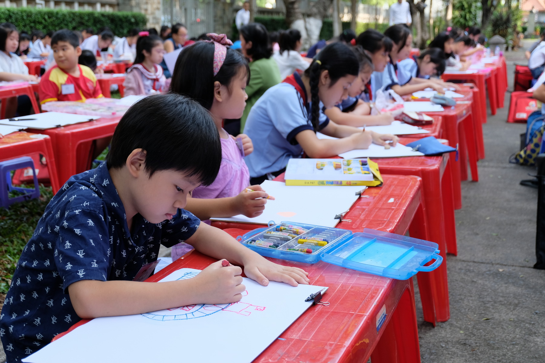 Children participate in the art competition to celebrate the 45th anniversary of the diplomatic relations between Vietnam and Singapore in Ho Chi Minh City on January 8, 2018. Photo: Tran Phuong/Tuoi Tre News