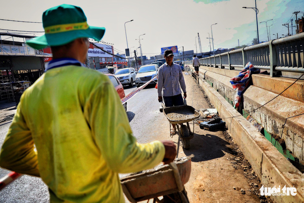 Workers finish the outside of the An Suong underpass in Ho Chi Minh City. Photo: Tuoi Tre
