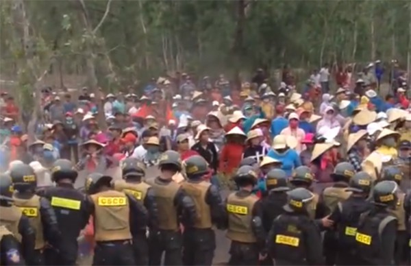 ​Hundreds gather to oppose wind power project in south-central Vietnam