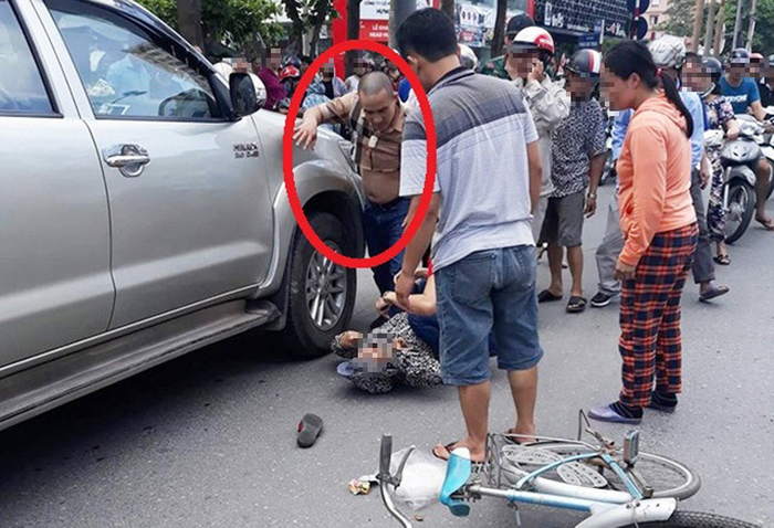 Vietnam truck driver fatally hits woman on bicycle after driving in wrong direction