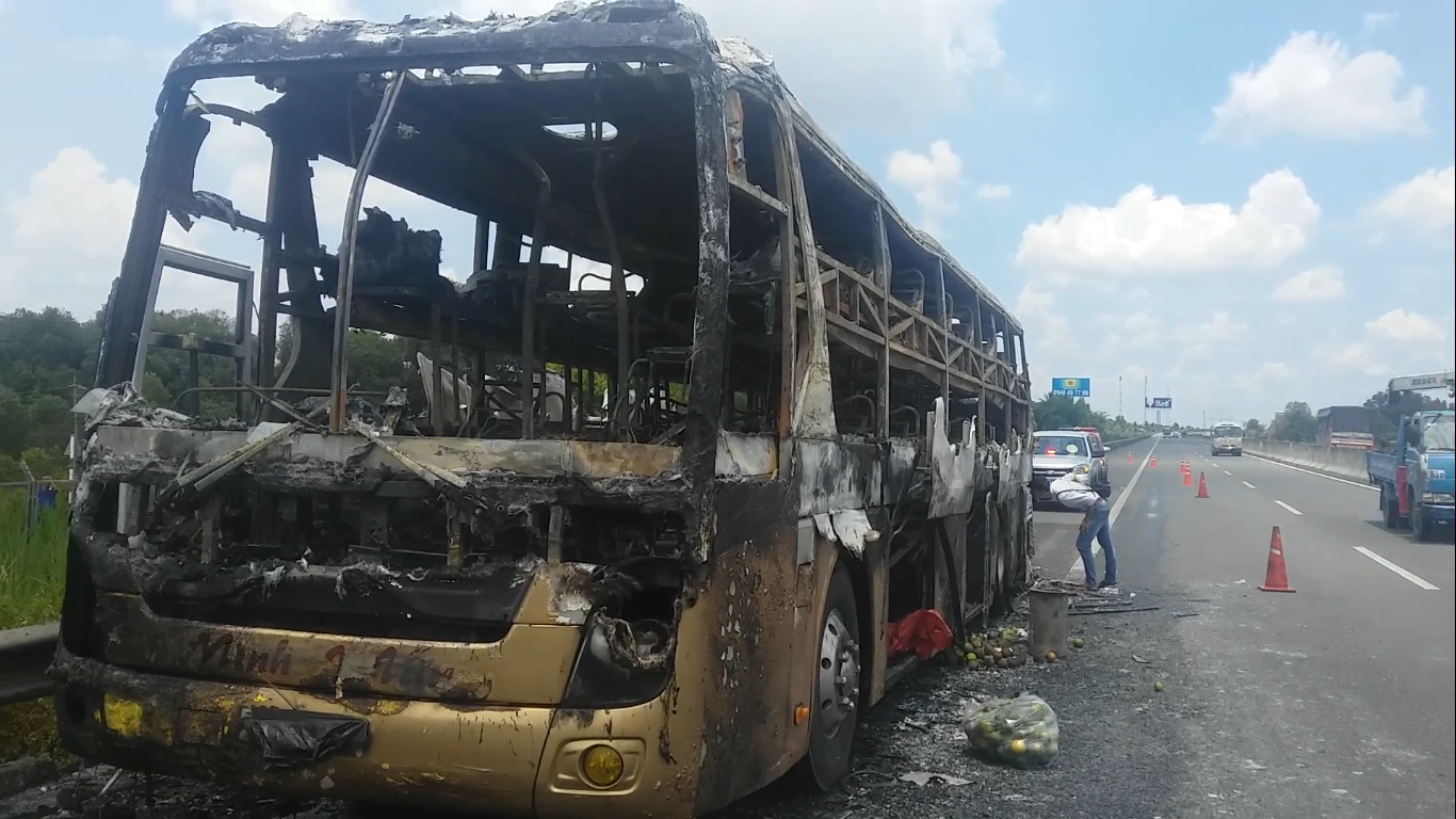 ​Fire consumes coach on Vietnamese expressway