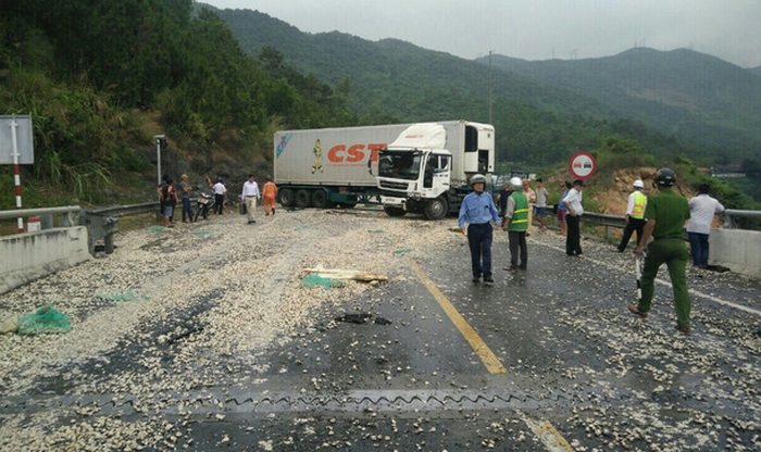​Three wounded in pile-up at entrance to Hai Van Tunnel in central Vietnam