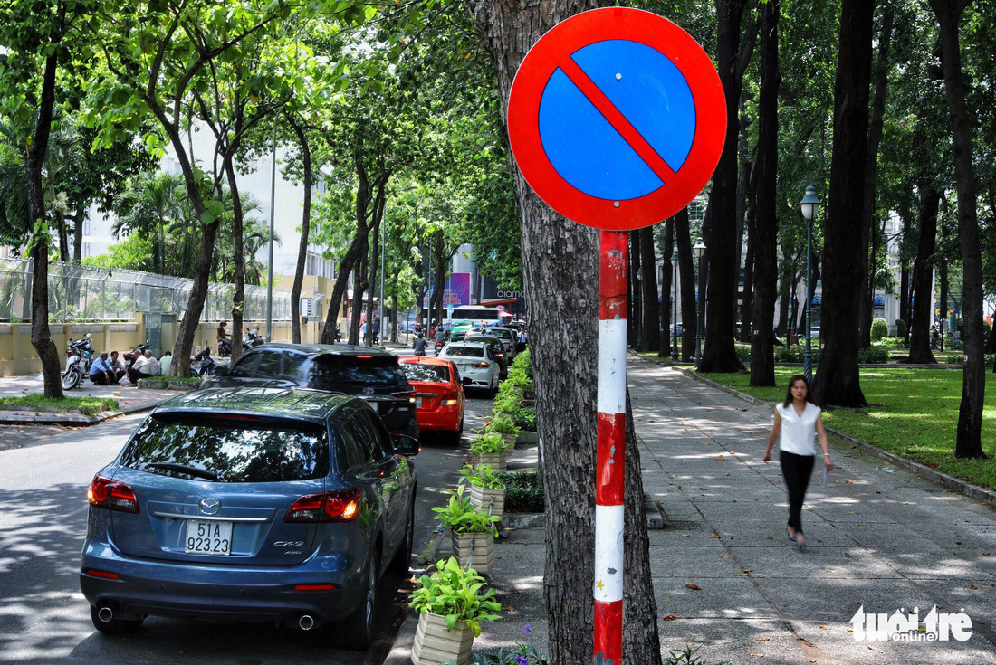Cars stop near a no-parking sign on Alexandre De Rhodes Street in District 1. Ho Chi Minh City, Vietnam. Photo: Tuoi Tre