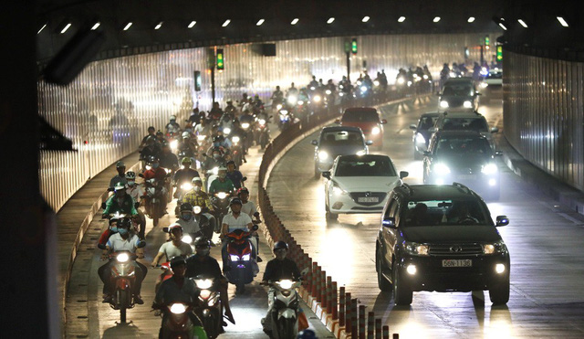​Commuters report health problems passing Saigon River Tunnel