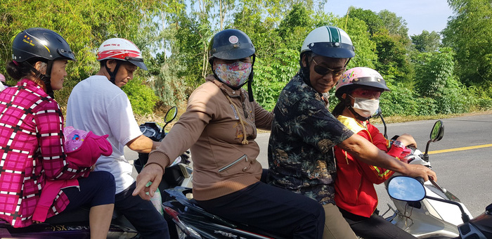 Residents wait to ride on the Cao Lanh Bridge in Dong Thap Province, Vietnam, May 27, 2018. Photo: Tuoi Tre
