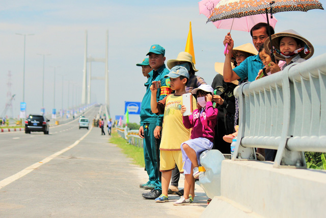 Adults and children stand on the Cao Lanh Bridge in Dong Thap Province, Vietnam, May 27, 2018. Photo: Tuoi Tre