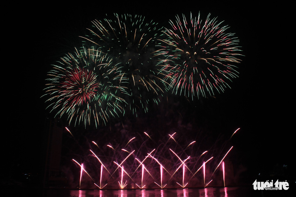 French, US teams light up sky at Da Nang fireworks festival