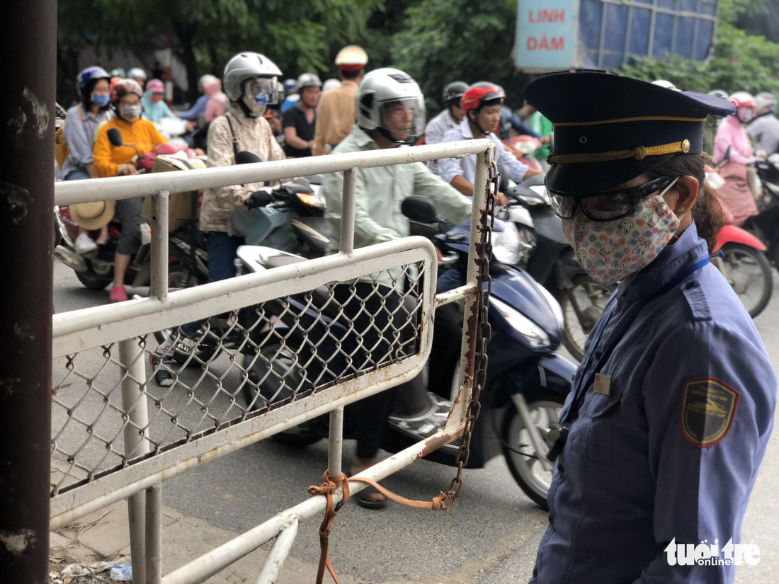 Level crossing attendant a stress-filled, low-paid job in Vietnam ...