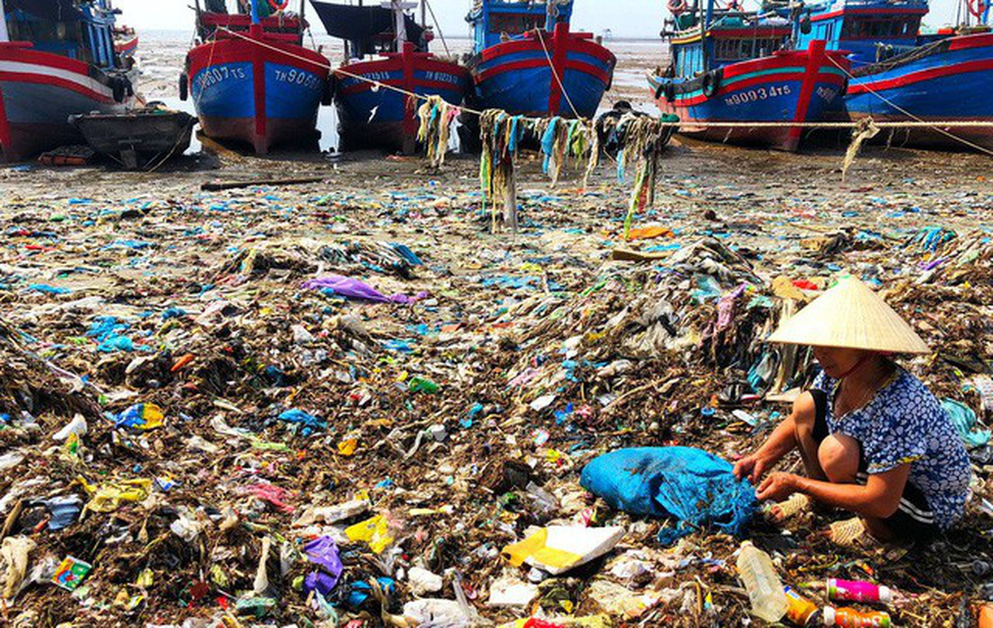 ​​A sea of garbage: trash engulfs Vietnam’s coastline