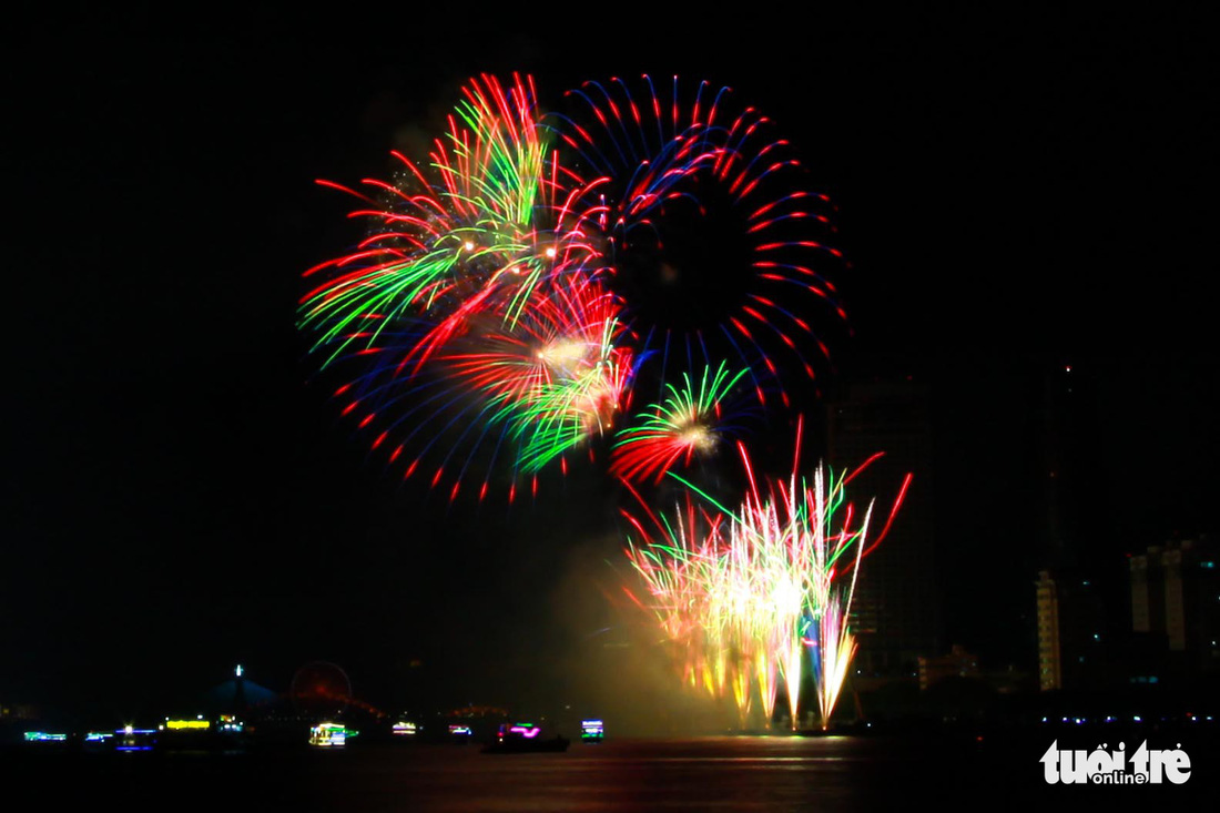 Italy, Hong Kong take stage at Da Nang int’l fireworks festival