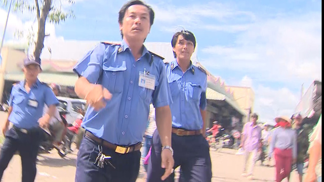 ​Vietnam Television reporters shooed away from market by security guards