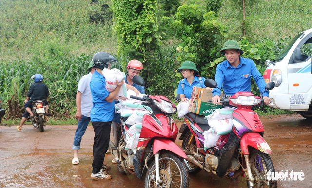Representatives of Tuoi Tre (Youth) newspaper bring supplies to residents in Quan Ba District in the northern province of Ha Giang.