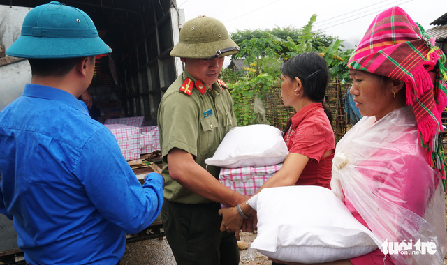 People in Lau Chau Province receive gifts and supplies from Tuoi Tre readers.