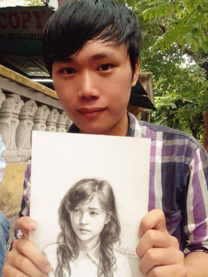 Bui Anh An hold his drawing of a girl.