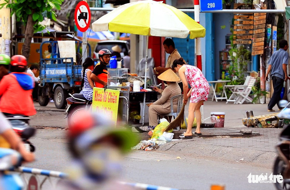 ​​Garbage fills sewer entrances in Ho Chi Minh City (photos)