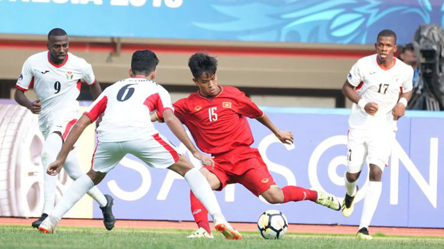 Vietnam and Jordan players fight for the ball during their match at the 2018 Asian Football Confederation U-19 Championship in Indonesia on October 19, 2018. Photo: AFC