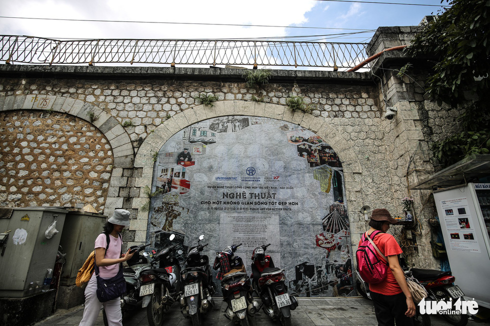 A mural wall in Phung Hung Street in Hoan Kiem District, Hanoi is seen in this photo. Photo: Tuoi Tre