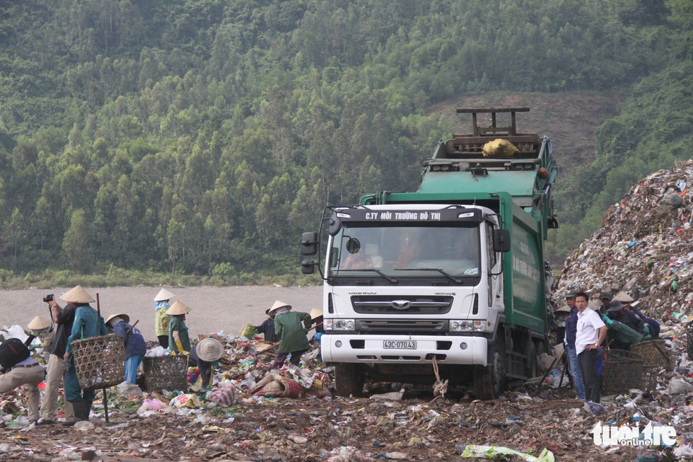 Garbage overload at the Khanh Son landfill in Lien Chieu District. Photo: Tuoi Tre